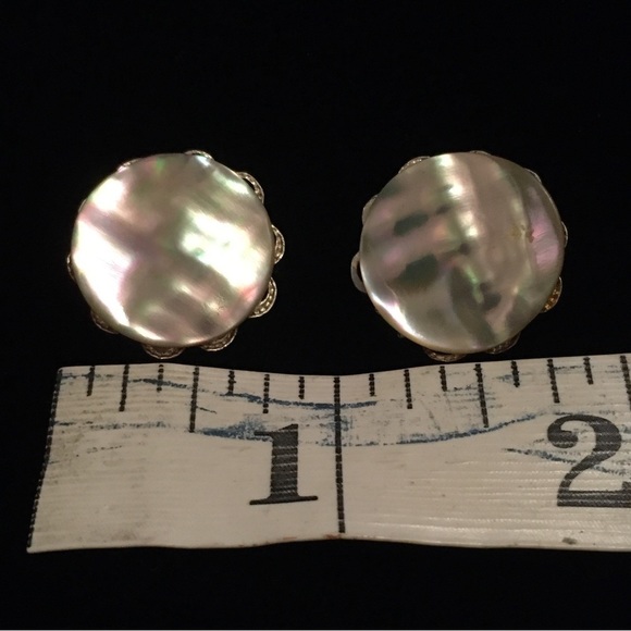 Jewelry - VINTAGE Pearlesque Color Clip On Earrings - Picture 7 of 7